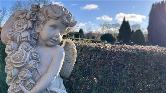 Ein Engel mit Rosen schmückt ein Grab in Himmelpforten.