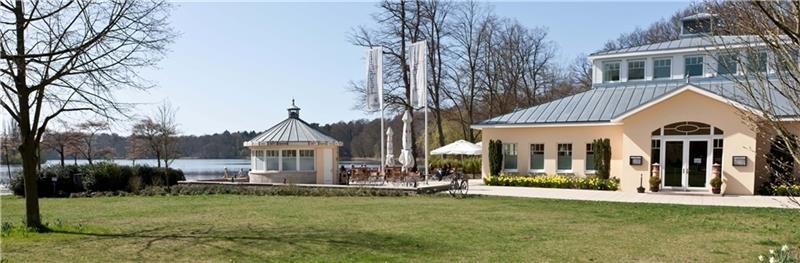 Ein Entree wie eine Einladung: Das Restaurant Leuchtturm erstreckt sich über rund 1000 Quadratmeter entlang des Ufers der Harburger Außenmühle, auf die sich ein Panoramablick bietet.