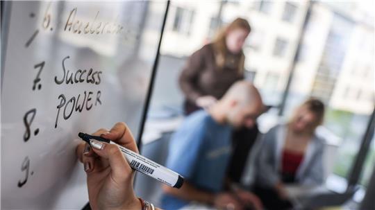 Ein Ergebnis der Untersuchung: Aktuelle und frühere Studenten gründen in vielen anderen europäischen Ländern eher ein Unternehmen als in Deutschland. (Symbolbild)