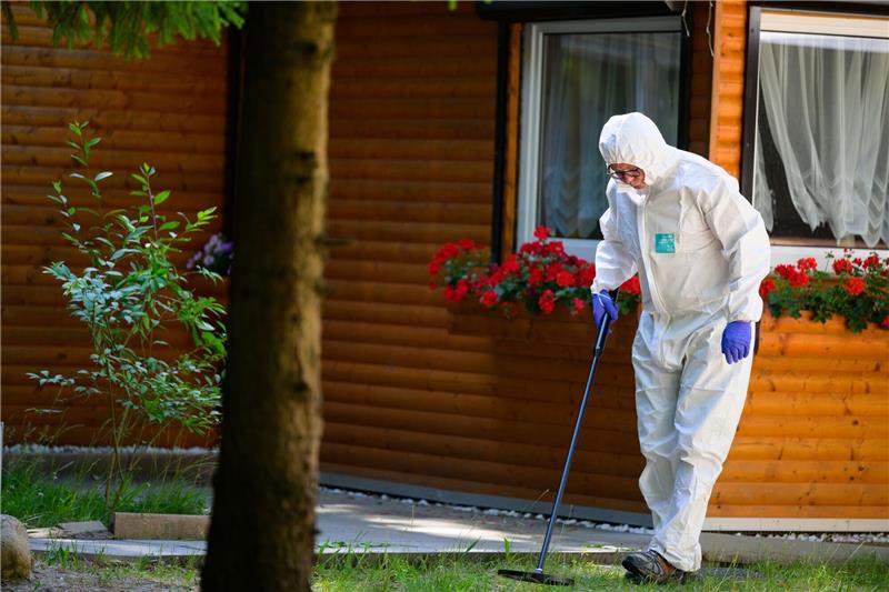Tote in Bienenbüttel: Obduktion bestätigt Tatgeschehen Ein Ermittler der Polizei arbeitet am Tatort.