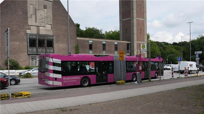 Ein Ersatzbus in der Farbe Purpur steht an der Haltestelle für den Schienenersatzverkehr am Zentralen Omnibusbahnhof (ZOB) Wandsbek Markt. Die Bahnhöfe Bergedorf, Steinfurther Allee und Wandsbek Markt werden in Hamburg während der Generalsanierung der Strecke Hamburg-Berlin zu zentralen Umsteigepunkten für den Busverkehr.