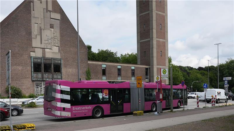 Ein Ersatzbus steht in Hamburg an einer Haltestelle des Ersatzverkehrs. (Archivbild)