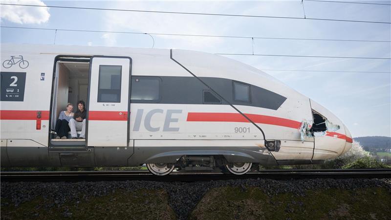 Ein Ersatzzug kam zur Unfallstelle, um die Fahrgäste aus dem ICE aufzunehmen. 