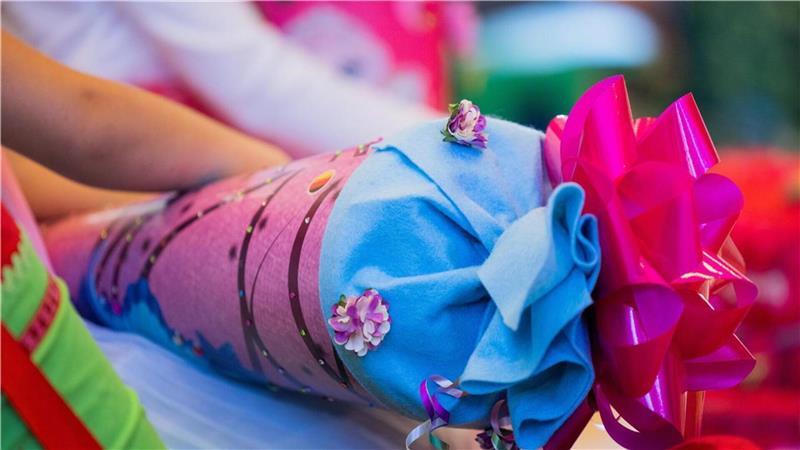 Ein Erstklässler hält eine Schultüte am ersten Schultag in der Hand. am Samstag haben die Abc-Schützen ihren großen Auftritt.