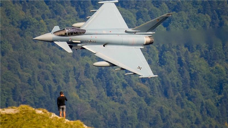 Bilder des Tages Ein Eurofighter Typhoon der deutschen Luftwaffe fliegt während einer militärischen und akrobatischen Flugshow in der Nähe des Heldenkreuzes auf dem Caraiman-Gipfel in Rumänien.