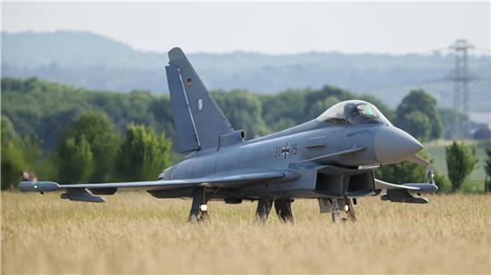 Ein Eurofighter der Luftwaffe wartet am Luftwaffenstützpunkt Nörvenich auf seine Starterlaubnis zu einem Übungsflug. 