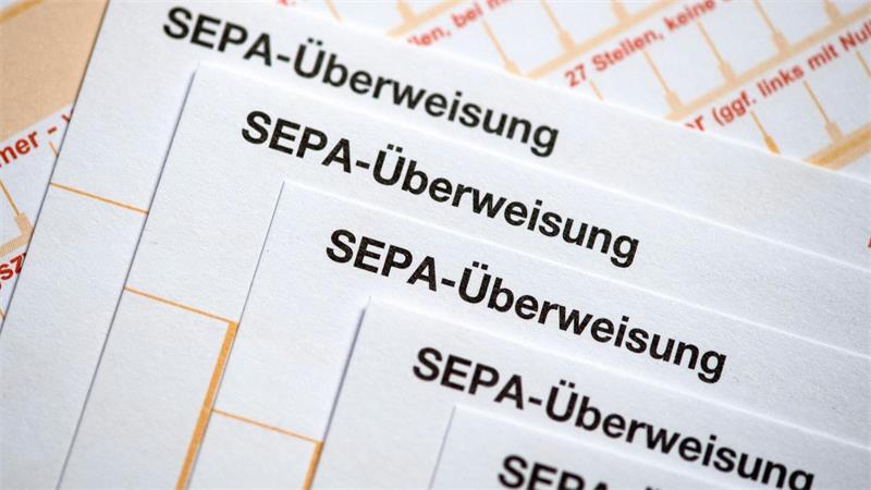 Ein Ex-Sparkassen-Mitarbeiter soll sich Geld von fremden Konten auf eigene Konten überwiesen haben. (Archivbild)