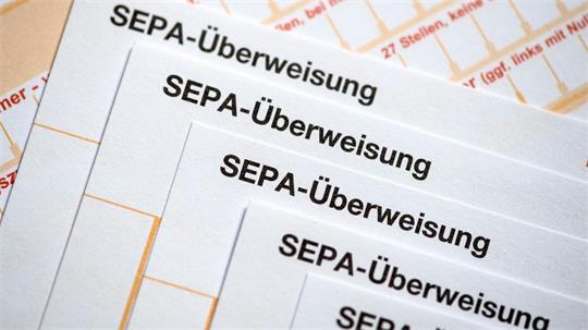 Ein Ex-Sparkassen-Mitarbeiter soll sich Geld von fremden Konten auf eigene Konten überwiesen haben. (Archivbild)