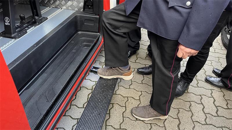 Ein Extrawunsch der Feuerwehr Bargstedt war es, eine elektrische Trittstufe im MTW zu installieren. Damit können auch Kinder und Senioren besser einsteigen.