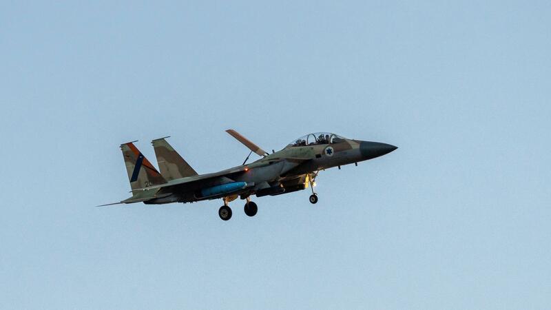 Israel wägt nach Irans Angriff Optionen ab Ein F-15-Kampfflugzeug der israelischen Luftwaffe vor der Landung auf einem Luftwaffenstützpunkt in Zentralisrael.