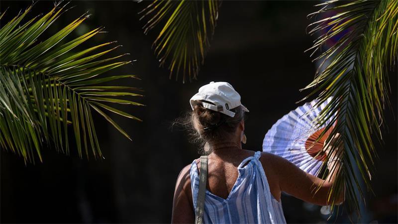 Hitze in Deutschland - Purzeln bald die Temperaturrekorde? Ein Fächer, wie ihn hier eine Frau in Stuttgart bei sich trägt, ist derzeit ein gefragtes Sommer-Accessoire.