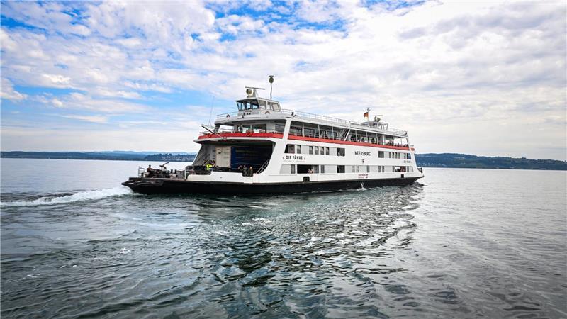 Ein Fähre fährt von Konstanz-Staad Richtung Meersburg.
