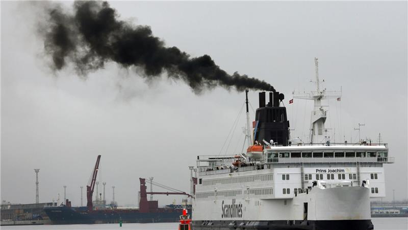 Ein Fährschiff stößt 2013 im Ostseebad Rostock-Warnemünde eine Abgaswolke aus. (Archivbild)