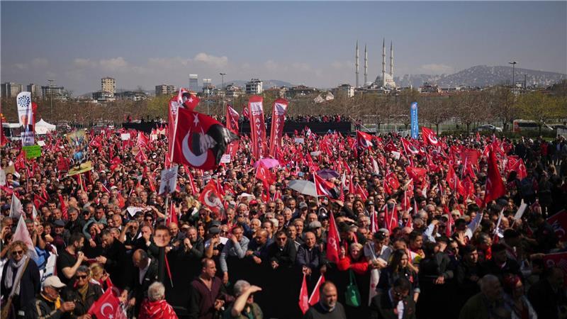 Massenprotest in Istanbul gegen Imamoglus Verhaftung Ein Fahnenmeer im Stadtteil Maltepe.