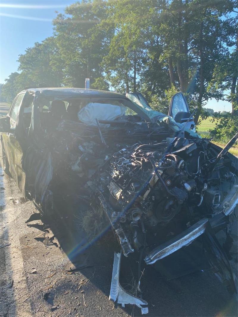 Ein Fahranfänger ist im Landkreis Cuxhaven mit seinem BMW in ein Brückengeländer gekracht. Foto: Polizei