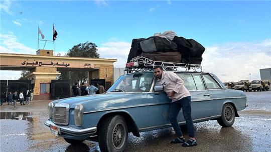 Ein Fahrer, der Palästinenser zur Rückkehr in den Gazastreifen zur Grenze bringt.