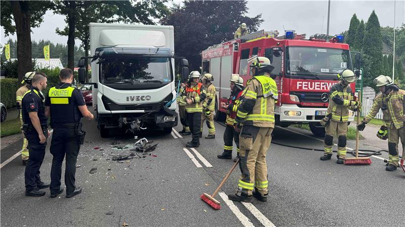 Wieder schwerer Unfall auf B73 in Buxtehude – Mutter und Kinder verletzt Ein Fahrer eines Lkw übersah am frühen Donnerstagnachmittag einen vor ihm stoppenden Seat und kollidierte mit dem Pkw. Bei dem Unfall auf der B73 zwischen Ovelgönne und Immenbeck sind eine Mutter und ihre zwei Kinder verletzt worden.