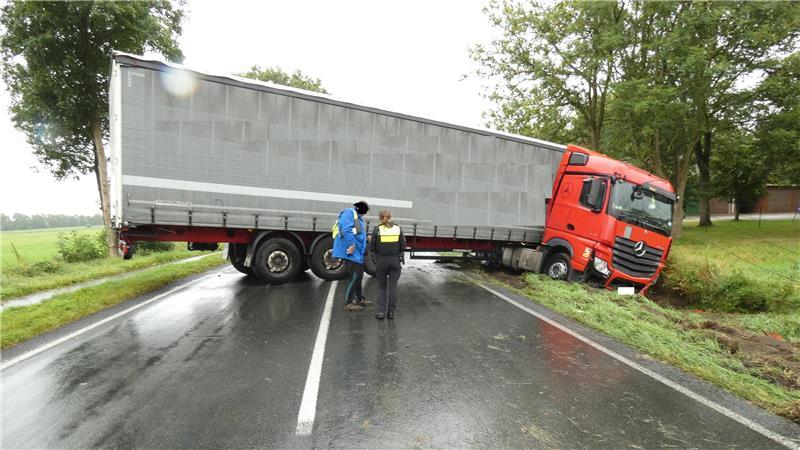 Ein Sattelschlepper steht quer auf der B495.