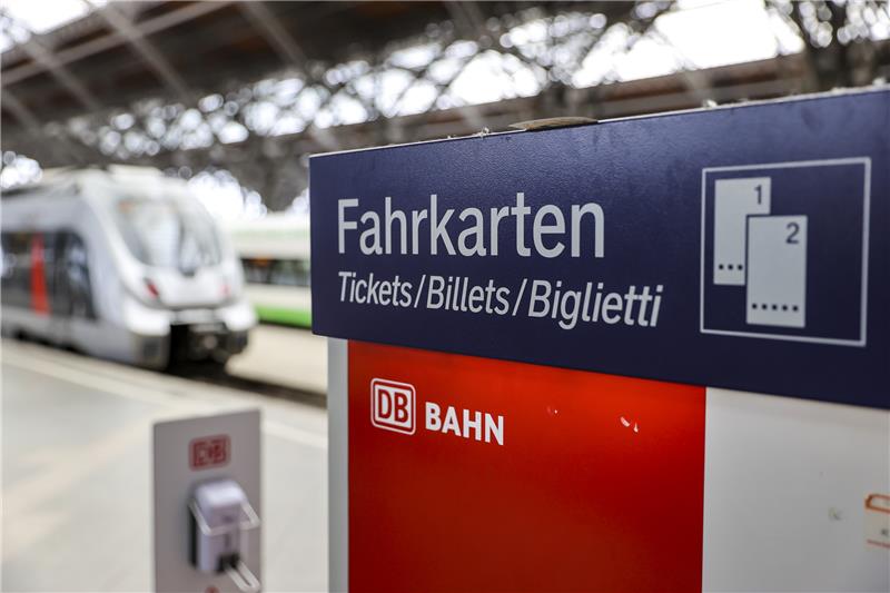 Ein Fahrkartenautomat der Bahn (DB) steht auf am Bahnhof. Foto: Jan Woitas/dpa