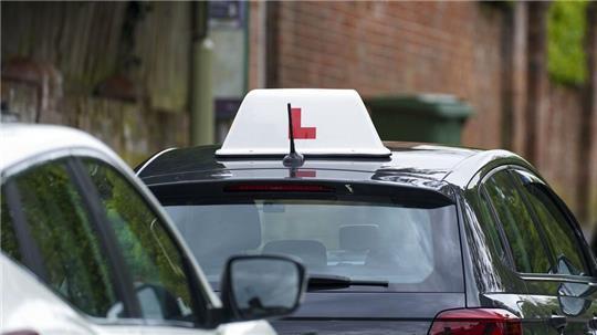 Ein Fahrlehrer und sein Schüler hatten das Mädchen am Mittwoch beobachtet und die Polizei alarmiert. (Symbolbild)