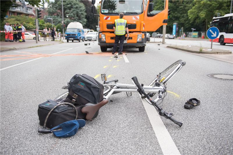 Ein Fahrrad liegt in Hamburg-Lokstedt nach einem Verkehrsunfall auf der Straße. Foto: Daniel Bockwoldt/dpa