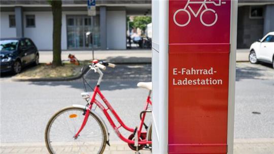 Ein Fahrrad steht an einer Ladesäule für E-Bikes des Energieversorgers Enercity.