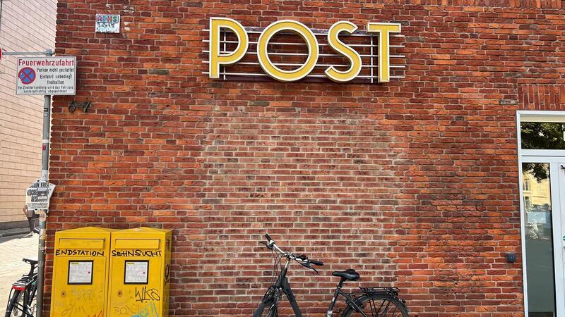 141 Orte haben keine Postfiliale, obwohl es eine geben muss Ein Fahrrad steht vor einer Filiale der Postbank, die als Postfiliale fungiert. Anderswo in Deutschland gibt es keine Postfilialen, obwohl es sie einer staatlichen Vorschrift zufolge geben müsste.