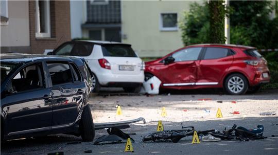 Ein Fahrrad und ein verlorener Schuh liegen auf der Fahrbahn - zwei Kinder sterben bei einem tragischen Unfall.