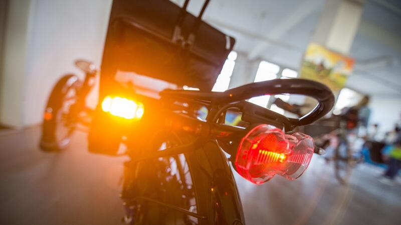 Blinker jetzt für alle Fahrräder erlaubt Ein Fahrradblinker an einem Liegerad.