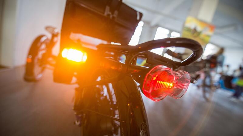 Ein Fahrradblinker an einem Liegerad. Die Bundesregierung will nun Blinker für alle Fahrräder beim Abbiegen erlauben.