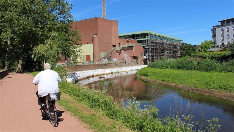 Kurios: Wie können mehr als 600 Theatersessel verschwinden? Ein Fahrradfahrer fährt am städtischen Bühnenhaus in Bocholt vorbei. Die aufwendigen Arbeiten am Bühnenhaus und dem direkt daneben liegenden Rathaus laufen seit langem. (Archivbild)