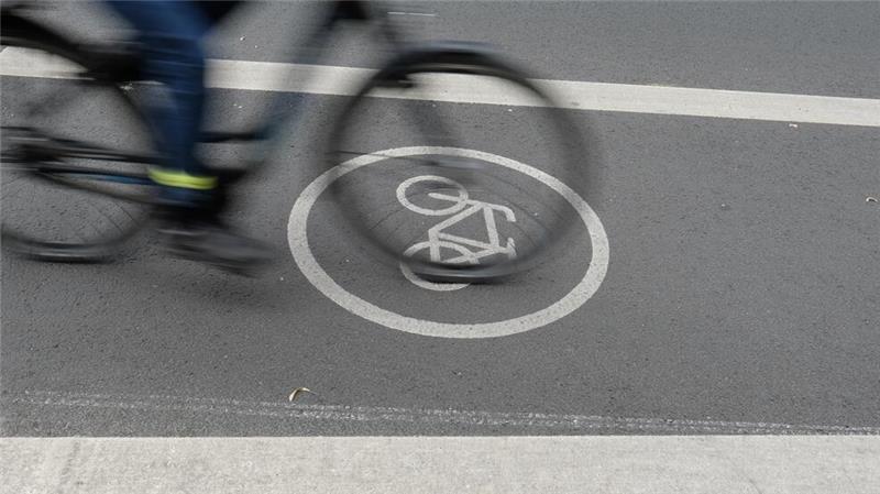 Unbekannte werfen Steine auf Radfahrer in Stade – Frau verletzt Ein Fahrradfahrer fährt auf dem Radfahrstreifen einer Fahrbahn.