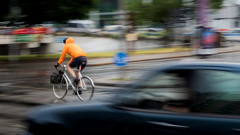 Ein Fahrradfahrer ist Donnerstag nacht in Rotenburg schwer gestürzt.