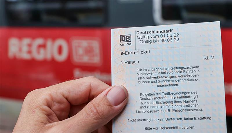 Ein Fahrschein für ganz Deutschland, zum Spartarif. Das 9-Euro-Ticket gilt nach dem Kauf für einen Monat. Zeit genug also, um es so richtig "auszufahren". Foto: Jan Woitas/dpa/dpa-tmn