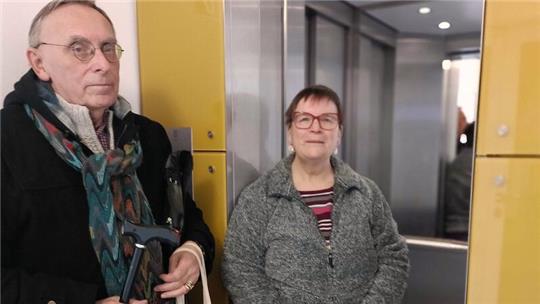 Ein Fahrstuhl ist ein Anfang: Wilfried Vagts und Iris Fehling fordern, dass Arbeitgeber ihre Pflicht erfüllen und mehr schwerbehinderte Arbeitnehmer und Azubis beschäftigen.