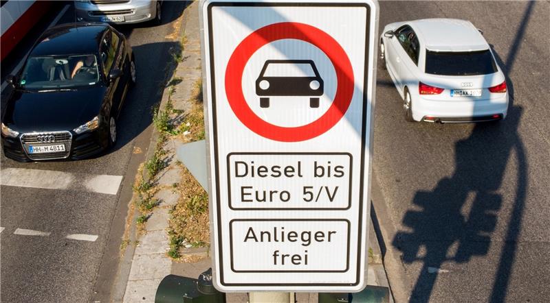 Ein Fahrverbotsschild für Fahrzeuge mit Diesel-Motor bis Euro5 steht an der Max-Brauer-Allee. Foto Bockwoldt/dpa