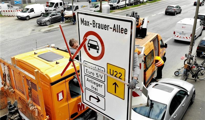 Ein Fahrverbotsschild für Fahrzeuge mit Diesel-Motor bis Euro 5 wird an der Zufahrt zur Max-Brauer-Allee aufgehängt. Foto Bockwoldt/dpa