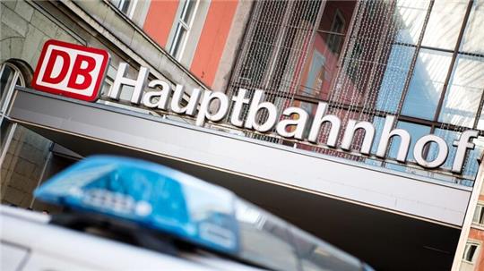 Ein Fahrzeug der Bundespolizei steht vor dem Münchner Hauptbahnhof (Symbolfoto).