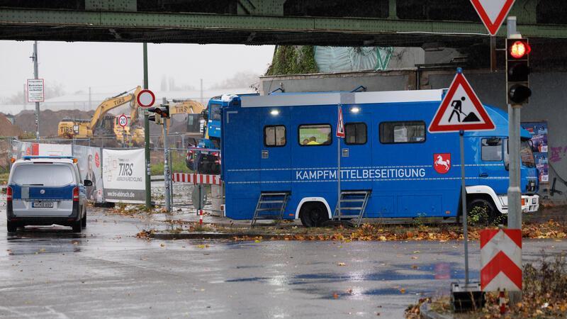 Ein Fahrzeug der Kampfmittelbeseitigung steht in der Nähe der Baustelle, auf der die Bomben entschärft werden. Wegen eines Bombenverdachts im Stadtteil Osnabrück-Fledder müssen fast 14.000 Menschen ihre Häuser verlassen.