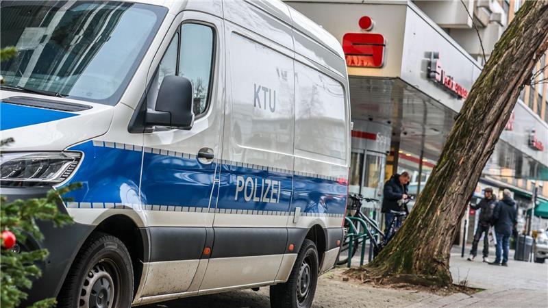 Ein Fahrzeug der Kriminaltechnischen Untersuchung (KTU) der Polizei steht vor der Sparkassenfiliale. Unbekannte Täter sind durch ein Loch in den Tresorraum des Bankgebäudes eingebrochen und haben dabei mehrere Wertschließfächer durchsucht.