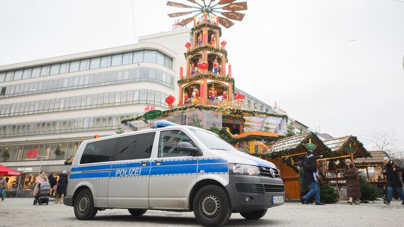 Junger Iraker soll Weihnachtsmarkt-Anschlag geplant haben – Gewahrsam Ein Fahrzeug der Polizei fährt an der Weihnachtspyramide am Kröpcke vorbei. Die Ermittlungen gegen einen in Niedersachsen festgenommenen 20-Jährigen, der einen Terroranschlag in der Weihnachtszeit geplant haben soll, dauern an.
