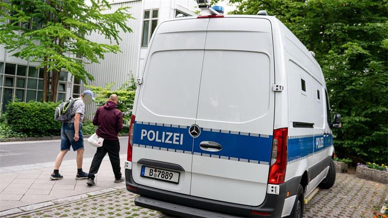 Patient tötet anderen Patienten in Berliner Krankenhaus Ein Fahrzeug der Polizei steht vor dem Gebäude der Klinik.