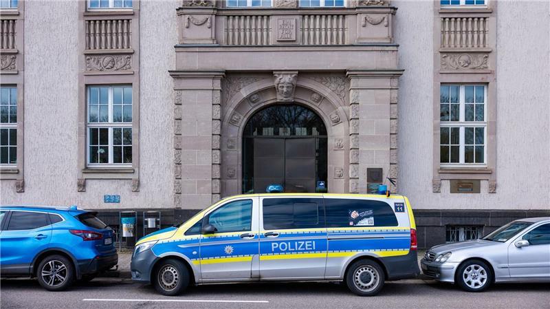 Tödlicher Einsatz, kein Mord - Ein Urteil und seine Folgen Ein Fahrzeug der Polizei steht vor dem Landgericht Saarbrücken.