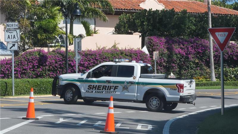 Ein Fahrzeug des Palm Beach County Sheriffs blockiert den Verkehr in der Nähe von Mar-a-Lago. US-Sicherheitskräfte haben nach eigenen Angaben einen Bewaffneten beim Privatanwesen Mar-a-Lago von Präsident Trump erschossen. 