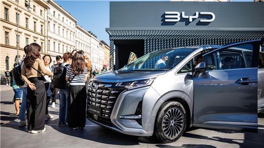 Ein Fahrzeug des chinesischen Herstellers BYD bei der letzten IAA in München. Auf deutschen Straßen sind sie noch sehr selten.
