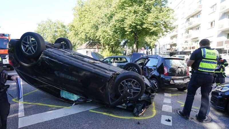 Ein Fahrzeug liegt am Unfallort auf dem Mundsburger Damm auf dem Dach.