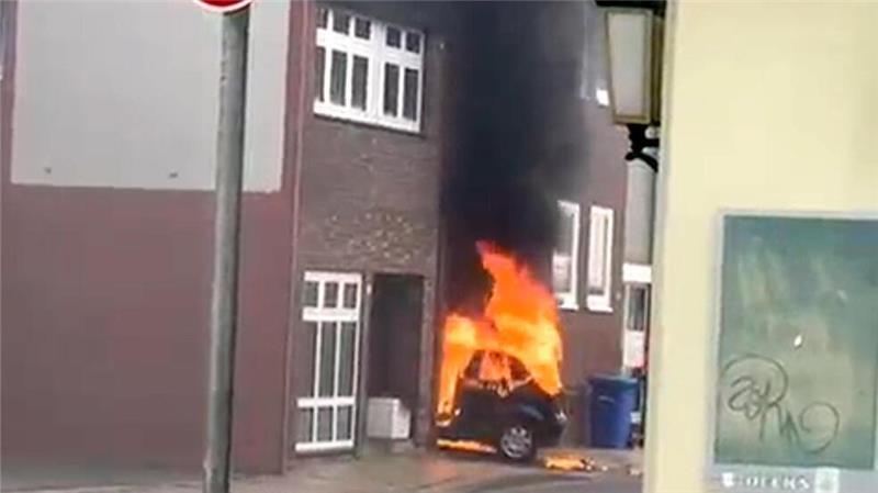 Ein Fahrzeugbrand in der Bremerhavener Innenstadt hat einen Feuerwehreinsatz ausgelöst.