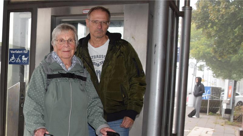 Ein Fall aus der Praxis: Bahnreisende Ursula Leptien steht mit Rollator und dem Behindertenbeauftragten der Stadt Buxtehude, Jens Nübel, vor dem Aufzug auf Gleis 1 am Bahnhof Buxtehude. Der Fahrstuhl funktionierte damals nicht.