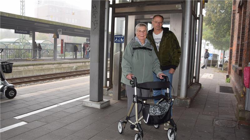 Ein Fall aus der Praxis: Bahnreisende Ursula Leptien steht mit Rollator und dem Behindertenbeauftragten der Stadt Buxtehude, Jens Nübel, vor dem Aufzug an Gleis 1 am Bahnhof Buxtehude. Der Fahrstuhl funktionierte damals nicht.