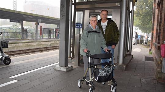 Ein Fall aus der Praxis: Bahnreisende Ursula Leptien steht mit Rollator und dem Behindertenbeauftragten der Stadt Buxtehude, Jens Nübel, vor dem Aufzug an Gleis 1 am Bahnhof Buxtehude. Der Fahrstuhl funktionierte damals nicht.